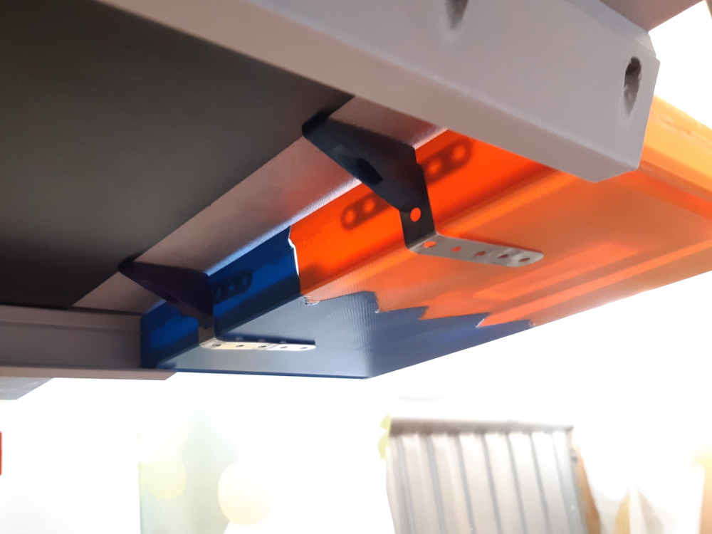 Galinės stalčiuko pusės vaizdas su kampainiais ir metalinių plokštelių sutvirtinimais.