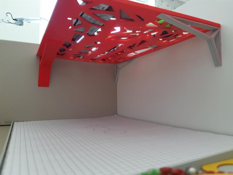 Lentynėlės vaizdas iš apačios su L formos laikikliais.