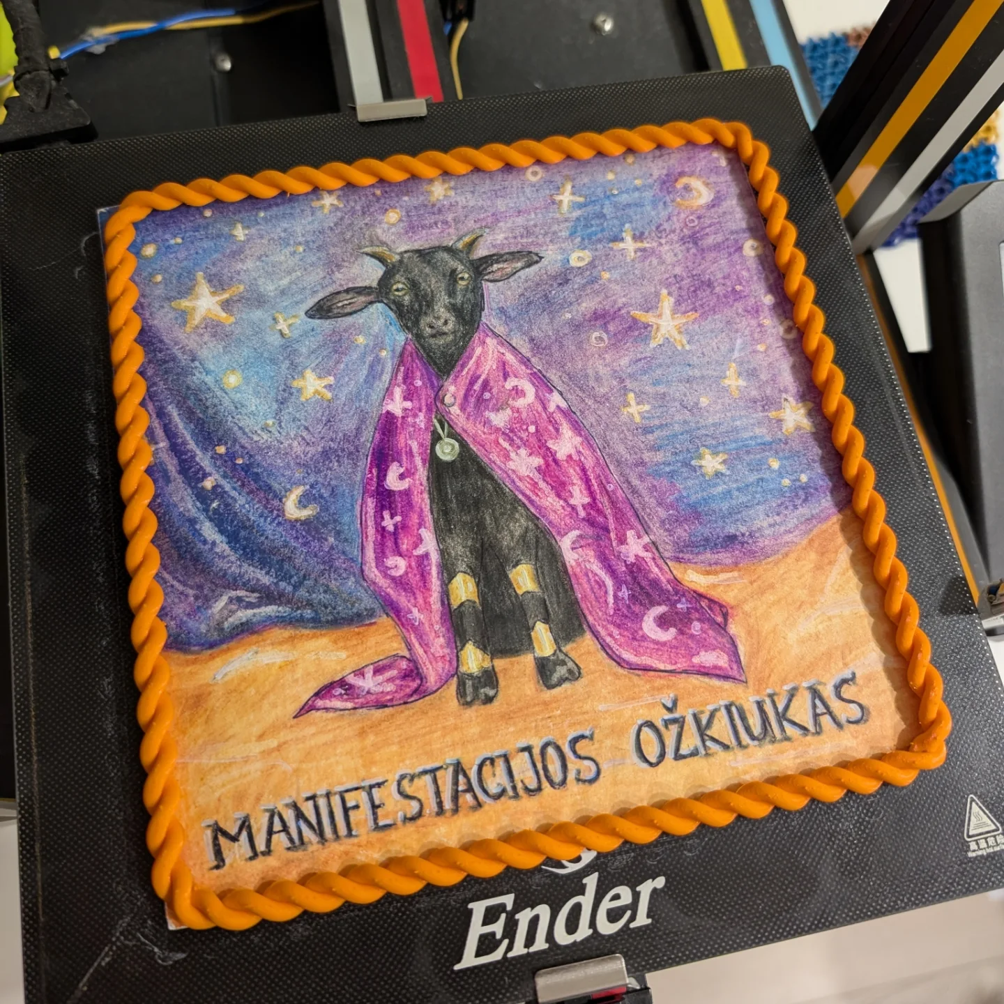 3D spausdintas rėmelis su ožiuko piešiniu jame.