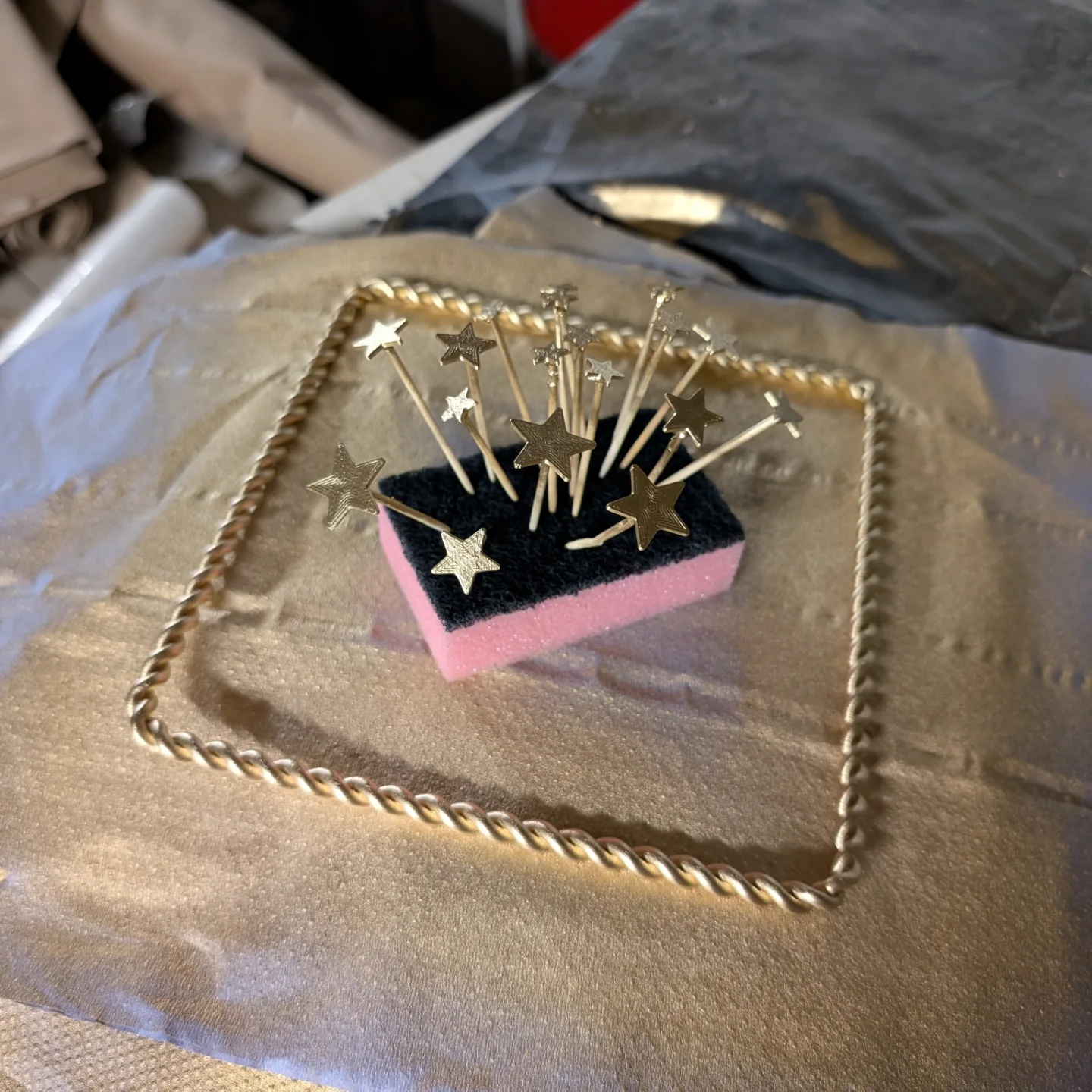 Auksiniais dažais nupurkštas rėmelis ir žvaigždutės.