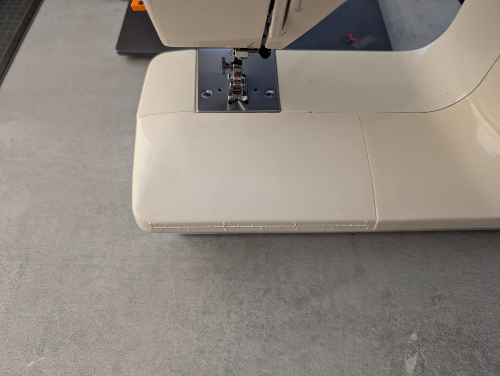 Siuvimo mašina su daiktadėže.