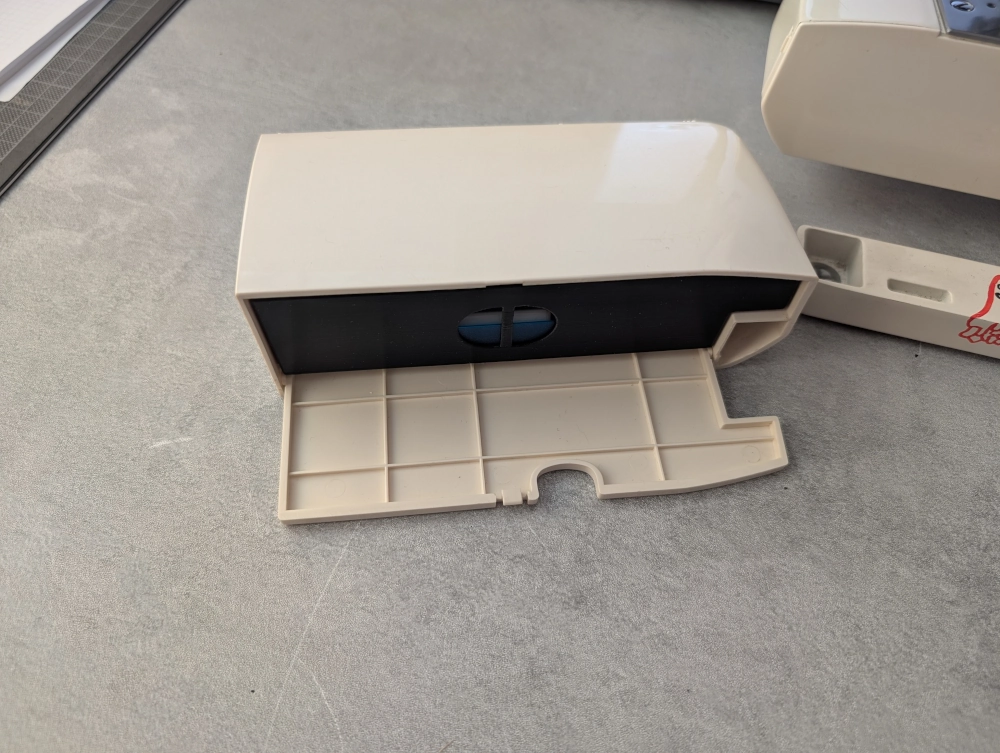 Siuvimo mašinos daiktadėžė su stalčiuku.