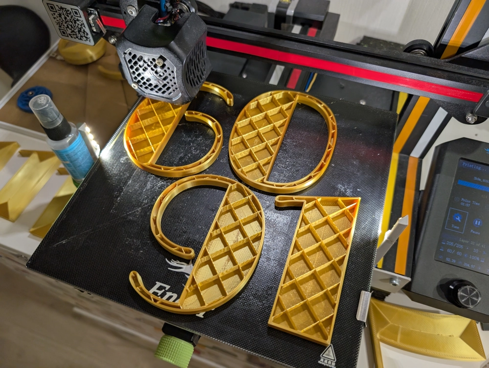 Ant 3D spausdintuvo pado padėti 3D spausdinti laikrodžio skaičiai.