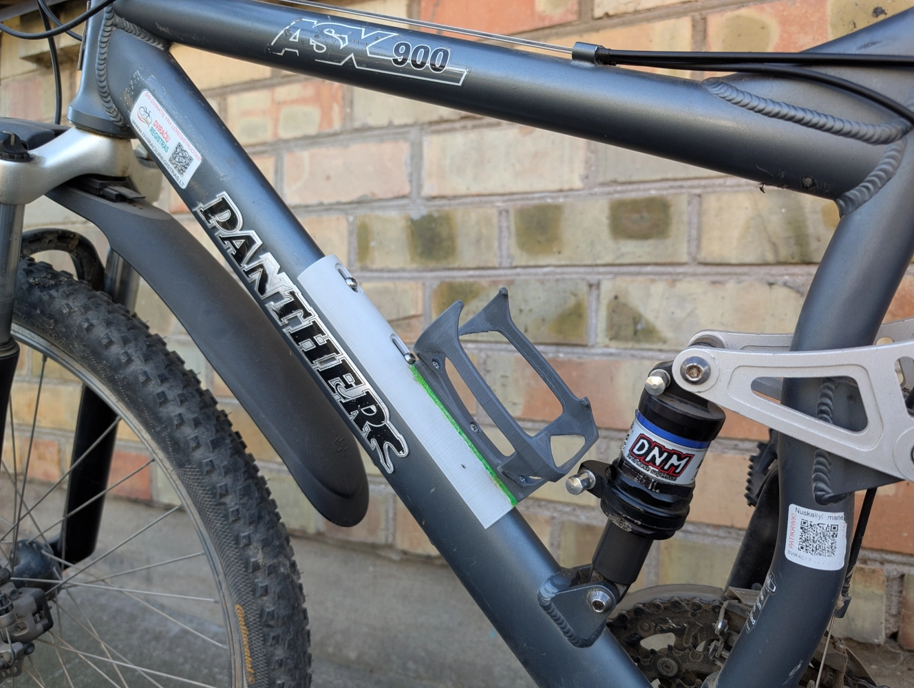 Dviratis su pritvirtintu trečiuoju gertuvės laikikliu be gertuvės.