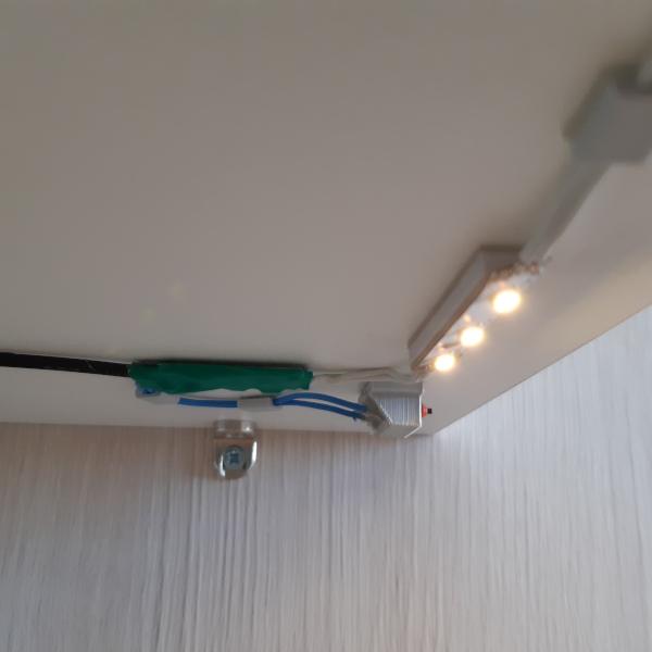 LED juostelių, įtampos keitiklio ir mygtuko vaizdas iš šono.