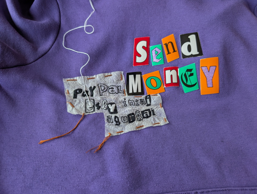 Trečias emblemos siuvinėjimo etapas.