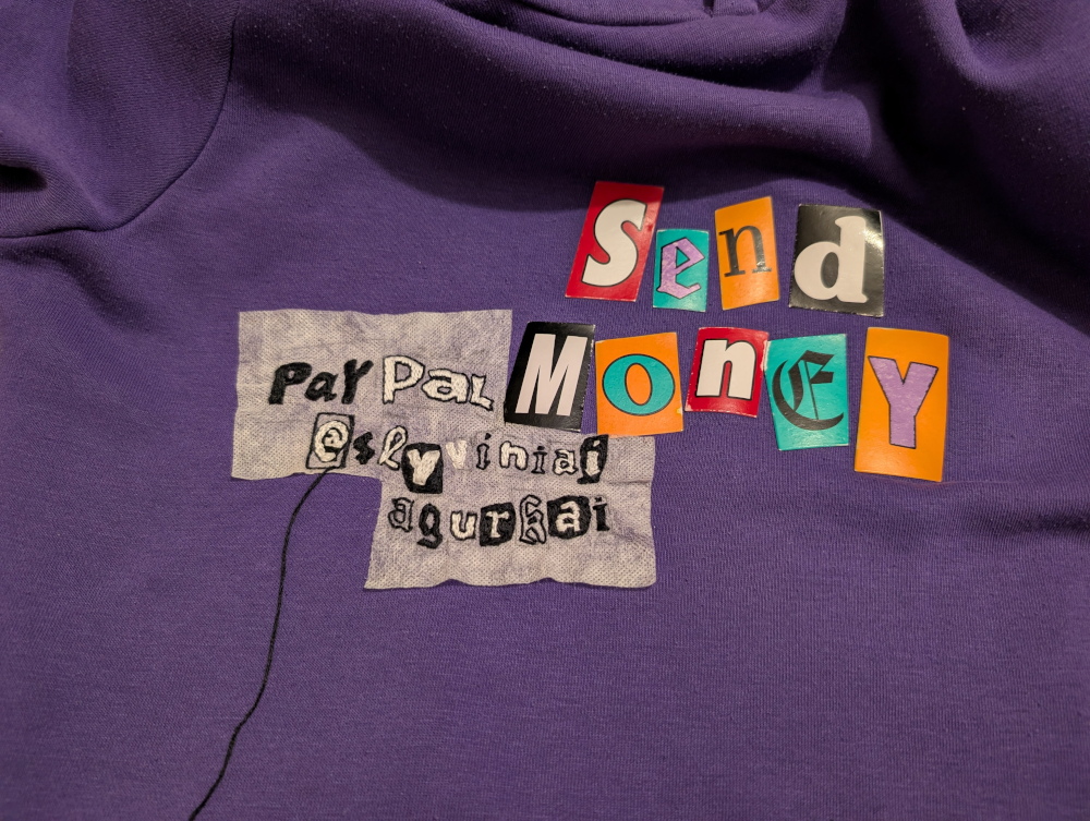 Ketvirtas emblemos siuvinėjimo etapas.