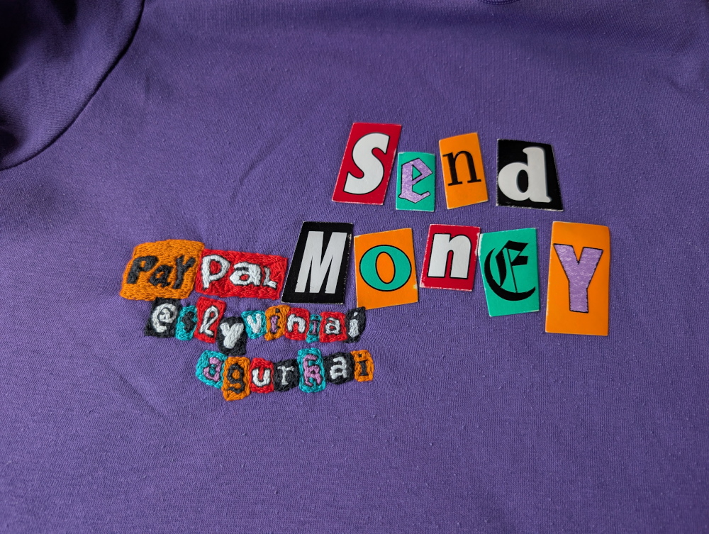 Užbaigta išsiuvinėta „PayPal @slyviniai agurkai“ emblema.