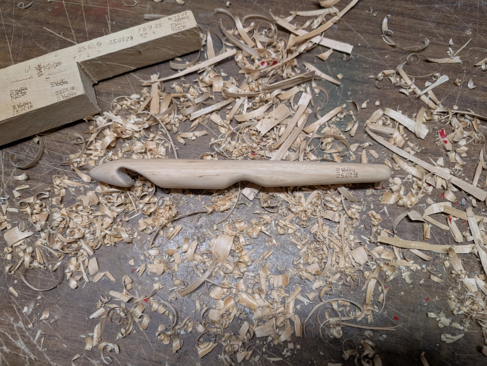 Drožlių krūvoje guli užbaigtas dvidešimties milimetrų storio vąšelis.