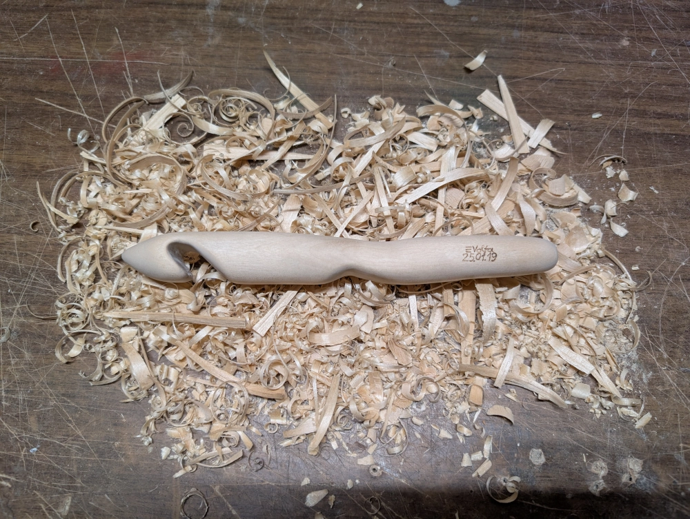 Drožlių krūvoje guli užbaigtas dvidešimt penkių milimetrų storio vąšelis.