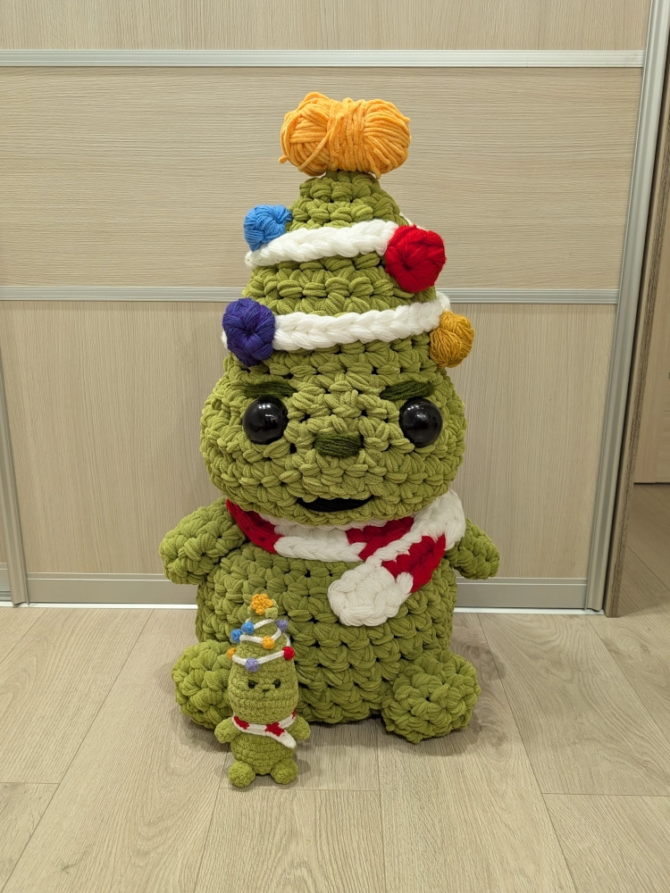 Stovintis didelis nertas pliušinis Grinčiukas.