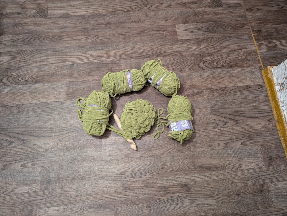 Ant grindų padėtas pirmas didžiojo Grinčiuko nėrinio etapas.