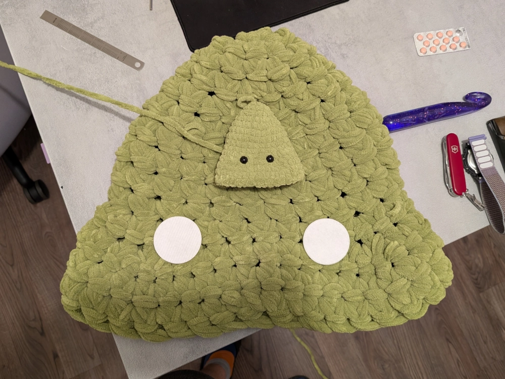 Pusė didžiojo Grinčiuko galvos su vatos diskeliais vietoje akių.