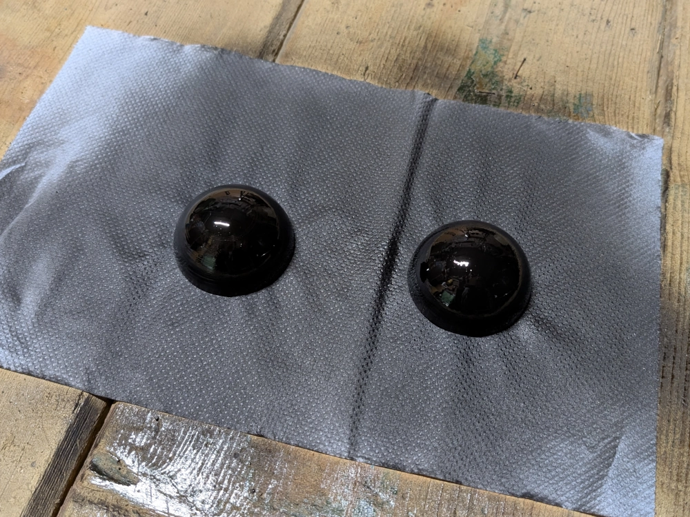 Juodais purškiamais dažais nupurkštos didžiojo Grinčiuko akys.