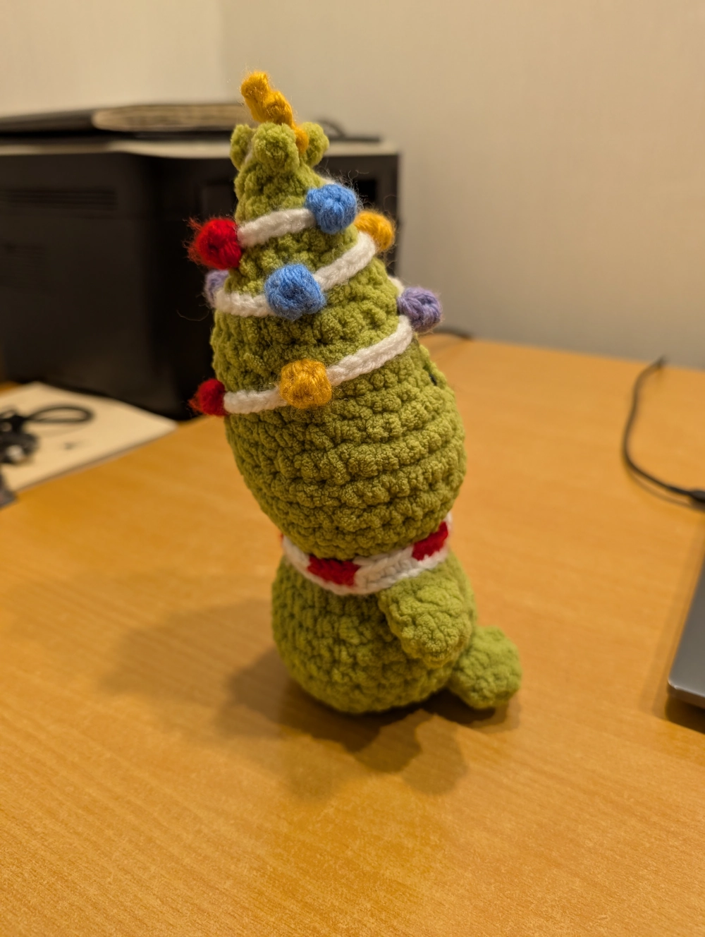 Ant stalo sėdintis Grinčiukas iš kairio šono.