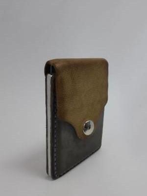 Verikali odinė piniginė su aliumininiu rėmeliu monetoms.